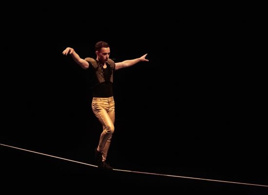Photo - lumière d'un acrobate sur le fil au Cirque de l'Académie Fratellini