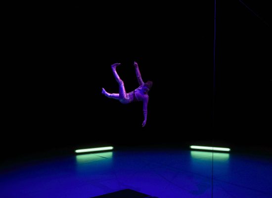 Photo - lumière d'une acrobate faisant du trapèze au Cirque de l'Académie Fratellini