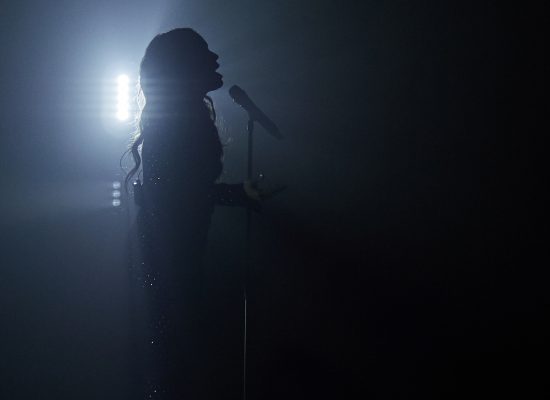 Photo artistique d'Amel Bent mise en lumière - concert L'Autre Tour