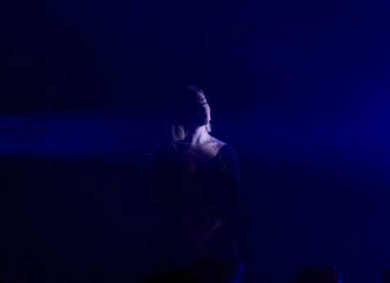 Photo artistique lumière clair obscur prise sur la tournée l'Autre Tour d'Amel Bent