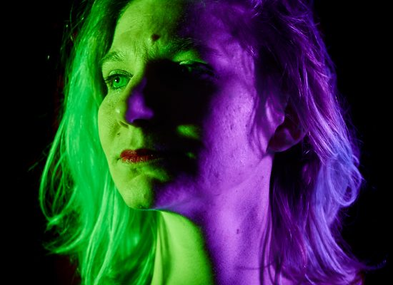Portrait lumière verte et violette