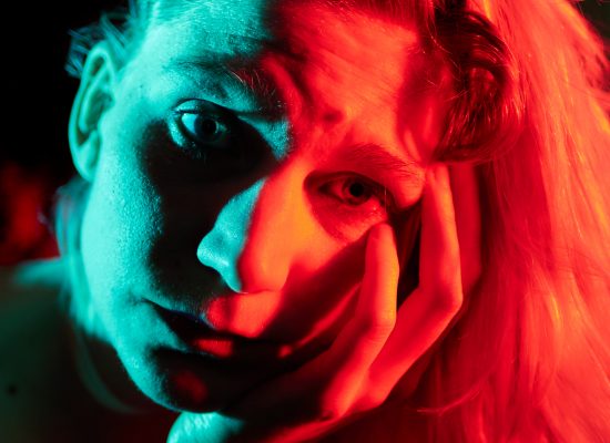 Portrait lumière bleue et rouge