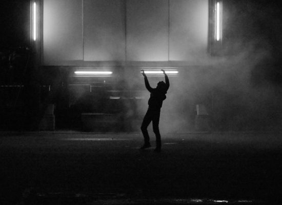 Photo personnelle lumière du spectacle Radio On - drive in théâtre - néon